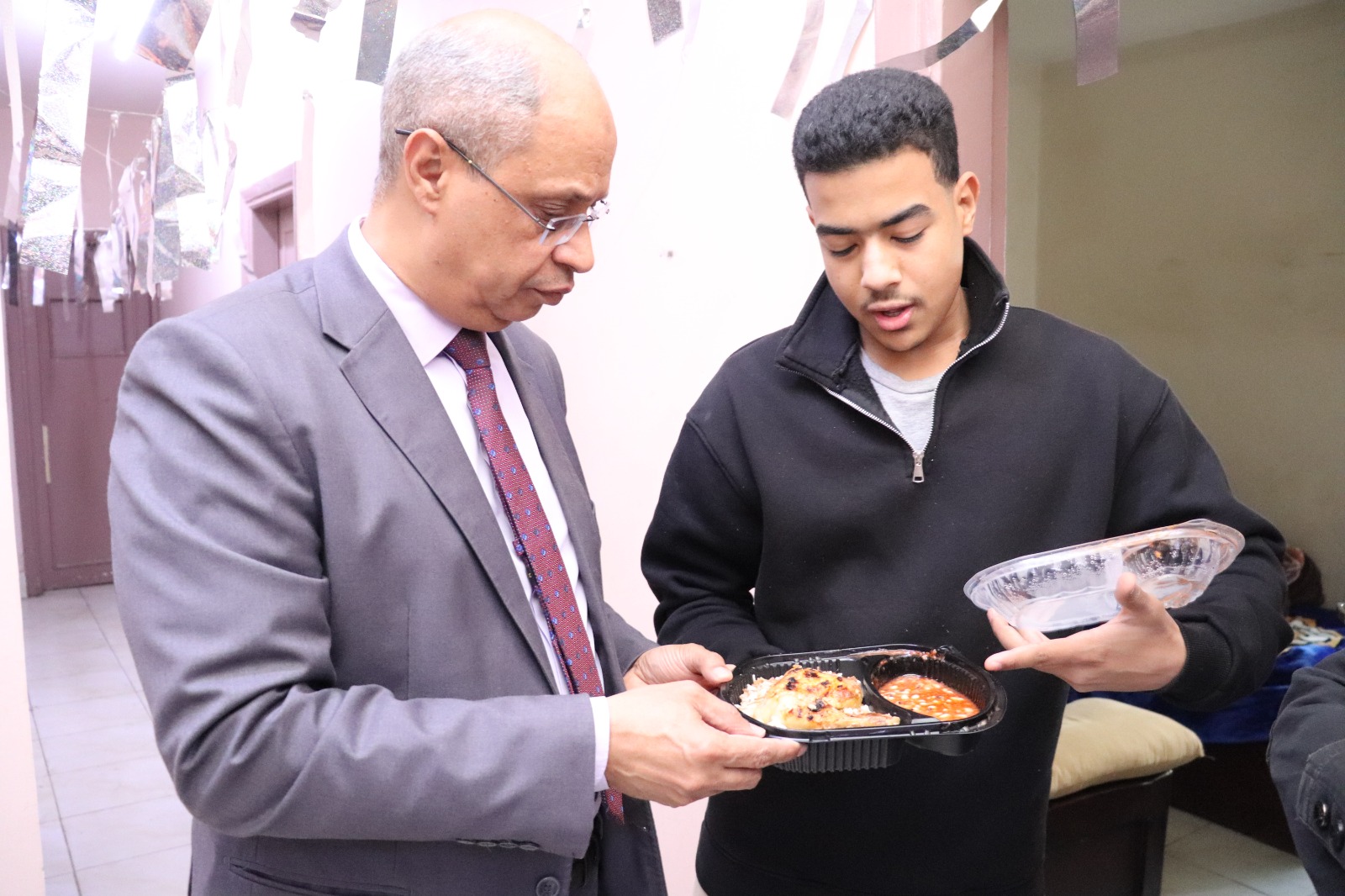 جامعة سوهاج ترفع معايير سلامة الغذاء وجودة الوجبات للطلاب