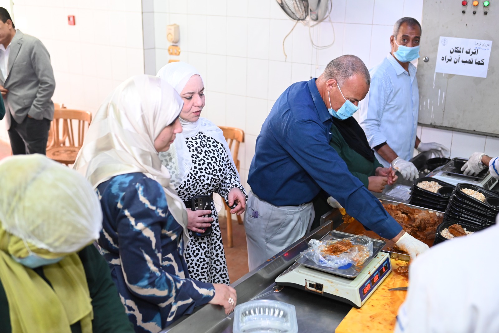 جامعة سوهاج ترفع معايير سلامة الغذاء وجودة الوجبات للطلاب