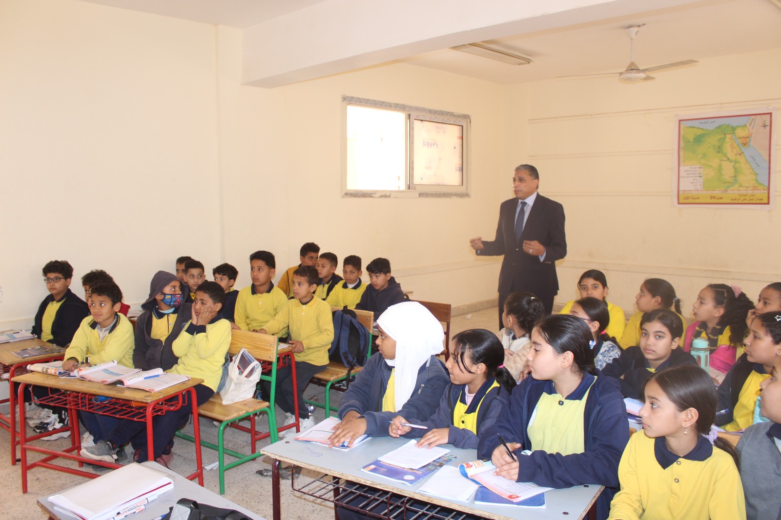 مدير تعليم الجيزة يتفقد مدارس أكتوبر