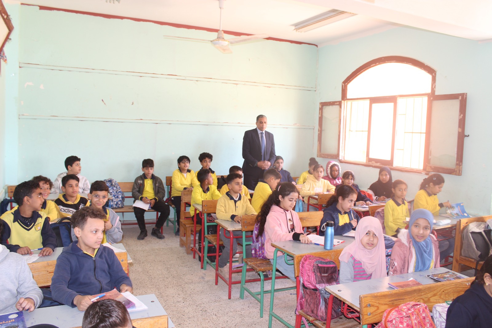 مدير تعليم الجيزة يتفقد مدارس أكتوبر