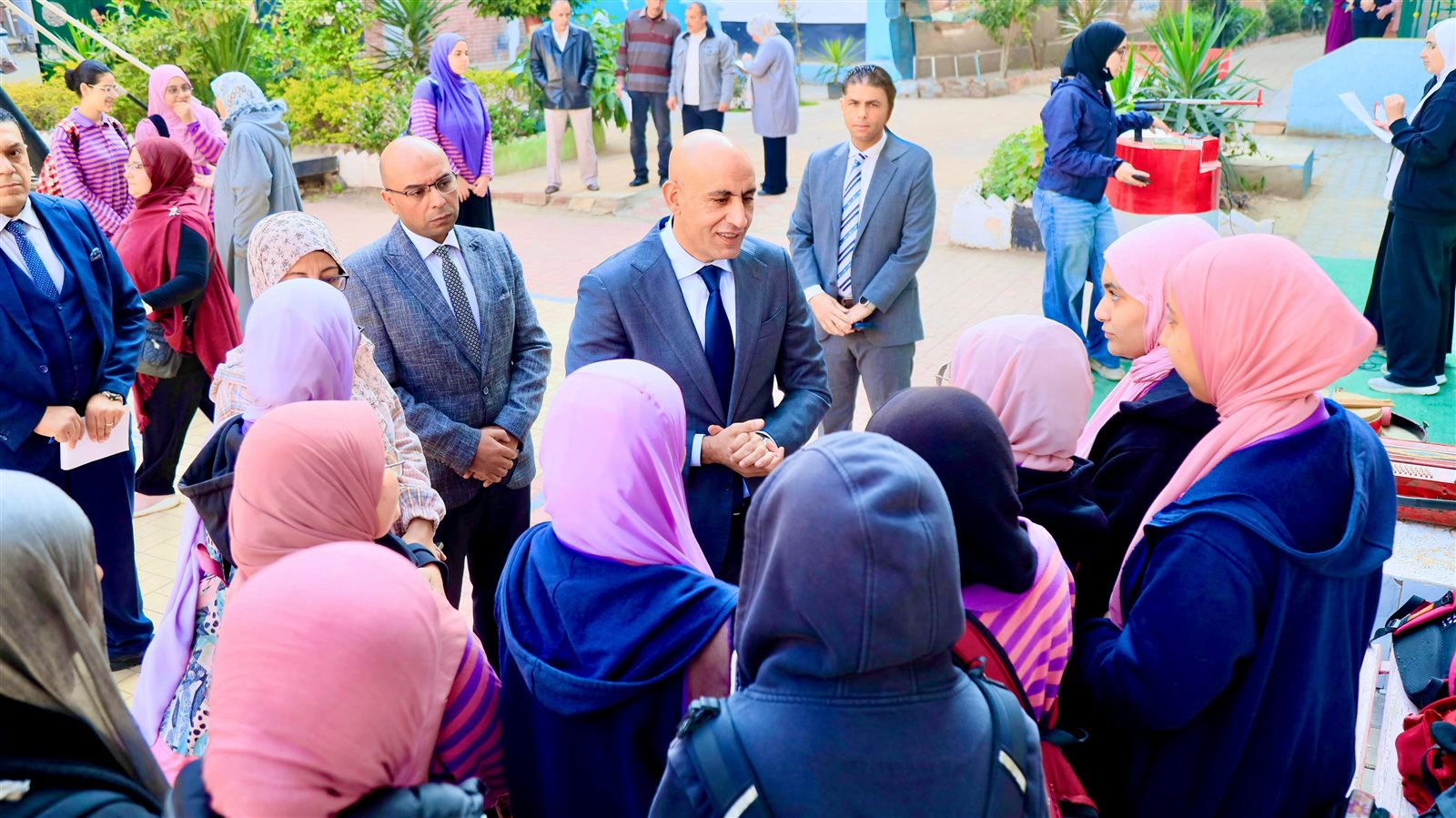 وزير التربية والتعليم يتفقد مدارس الشرقية ويشدد على تعلم البرمجة والذكاء الاصطناعي