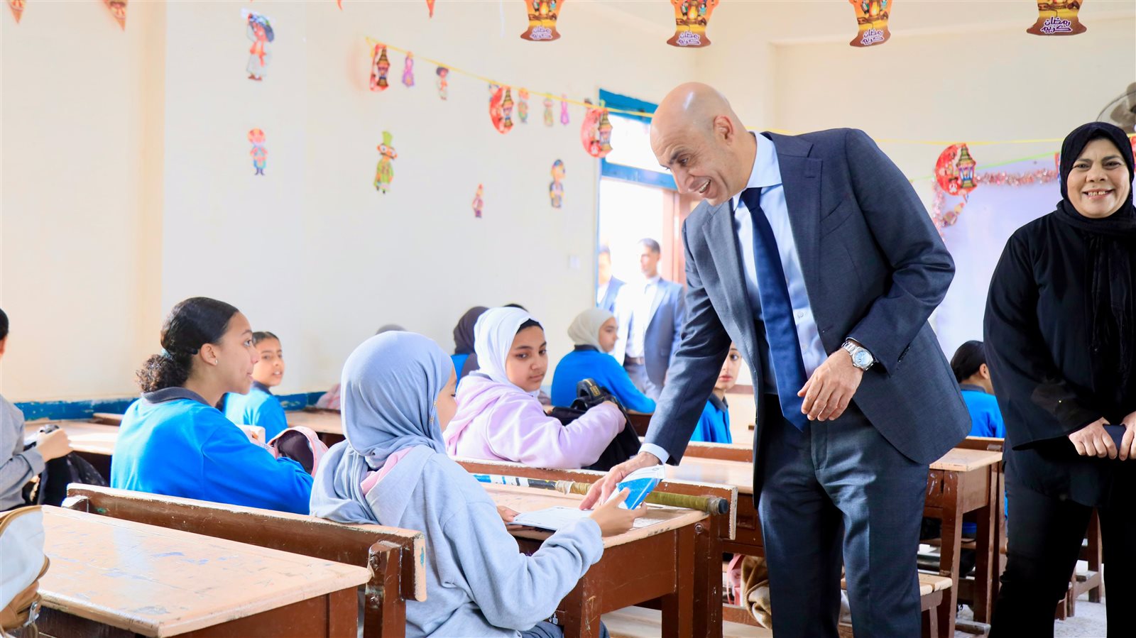 وزير التربية والتعليم يتفقد مدارس الشرقية ويشدد على تعلم البرمجة والذكاء الاصطناعي