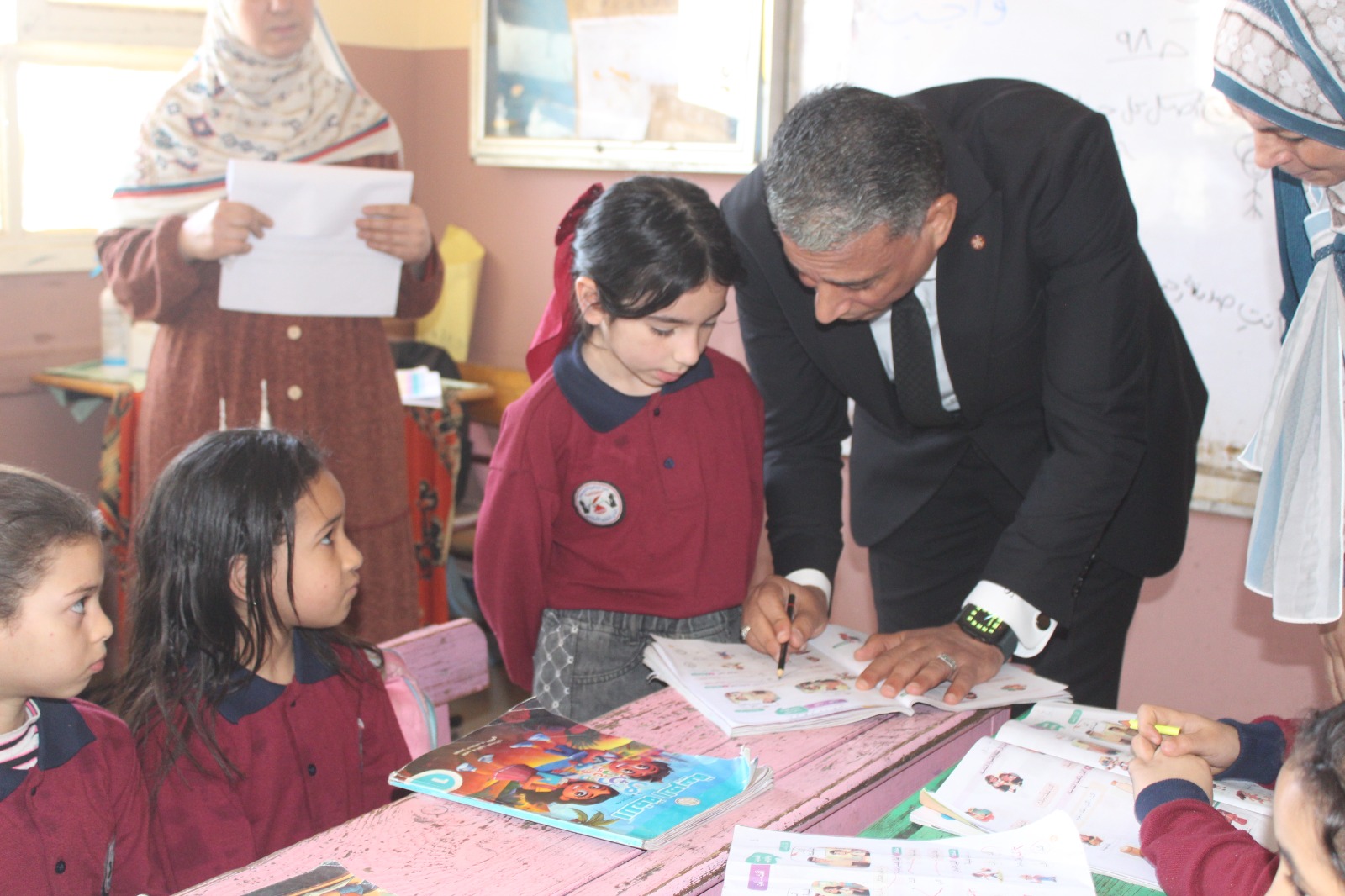 مدير تعليم الجيزة يجري جولة ميدانية مفاجئة في مدارس الشيخ زايد وكرداسة