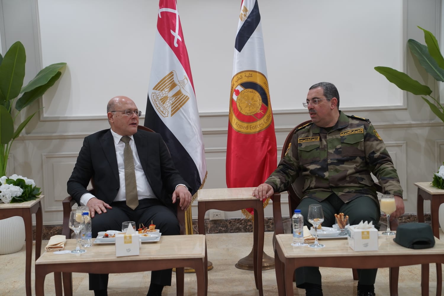 رئيس جامعة سوهاج في كلية الطب العسكري بجولة علمية فريدة 