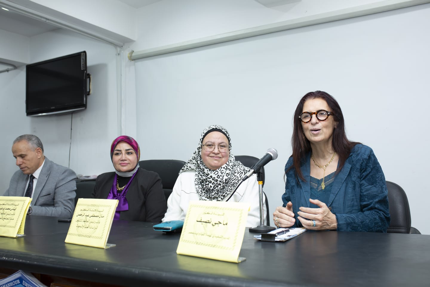 جامعة دمنهور تبحث مع هيئة فولبرايت توسيع فرص البحث العلمي والمنح الدولية