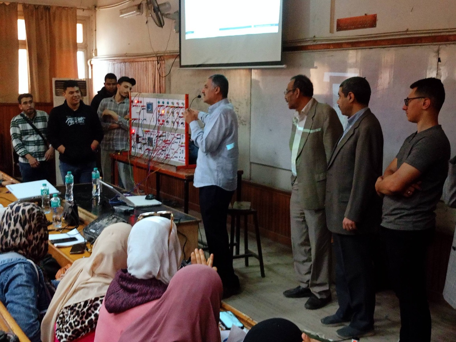 جامعة العاصمة تطلق تدريب PLC وSCADA بتقنيات Siemens S7-1200 لإعداد مهندسي المستقبل لسوق العمل