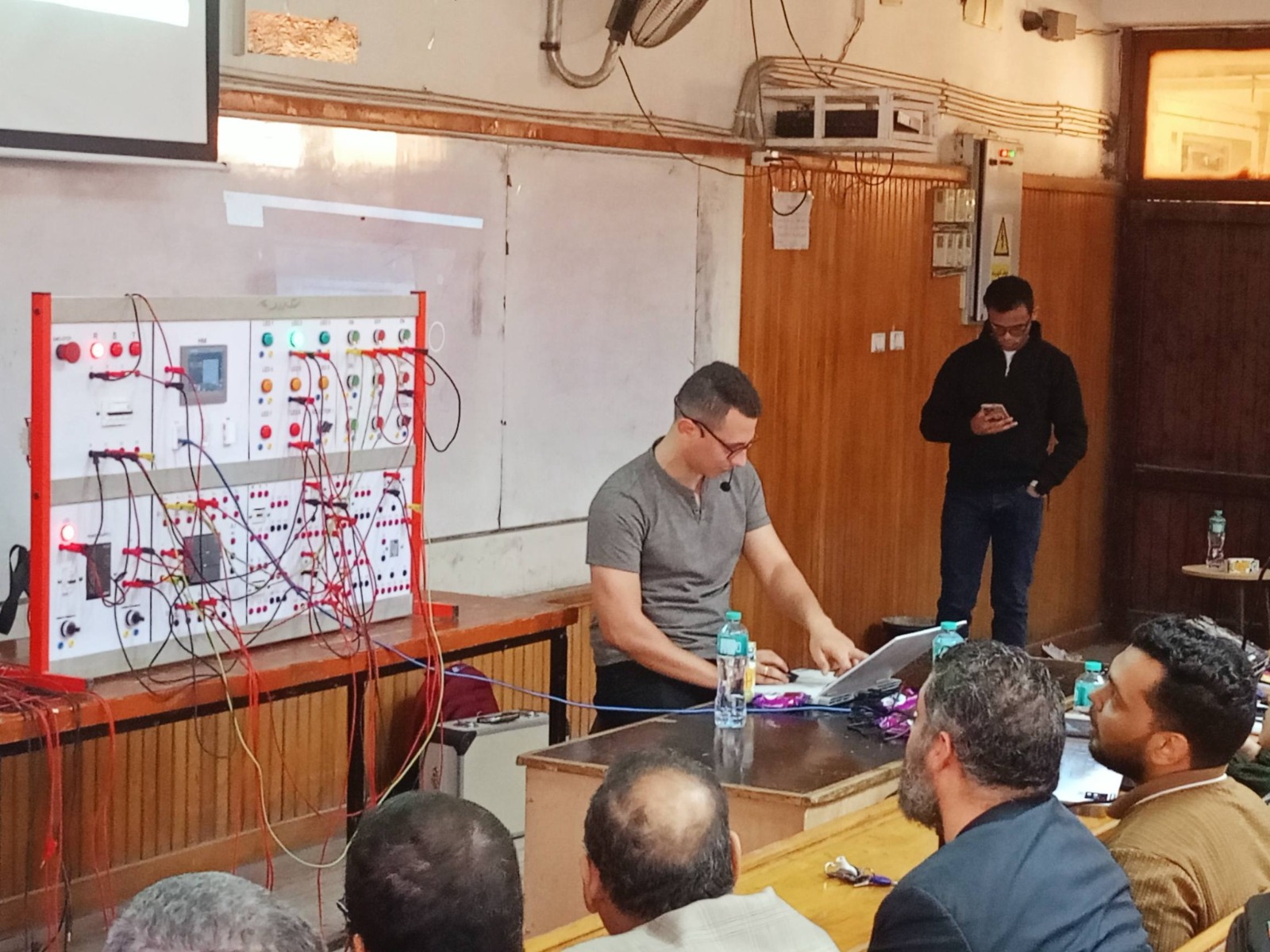 جامعة العاصمة تطلق تدريب PLC وSCADA بتقنيات Siemens S7-1200 لإعداد مهندسي المستقبل لسوق العمل