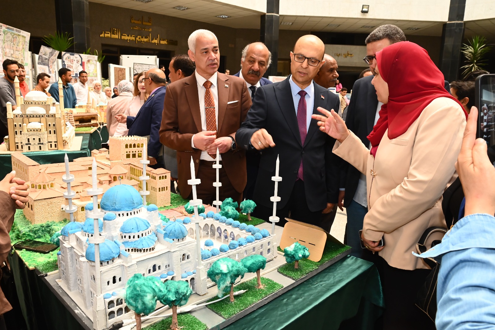 جامعة أسيوط تحتفل بإبداعات طلاب كلية الفنون الجميلة في معرضها السنوي الثامن