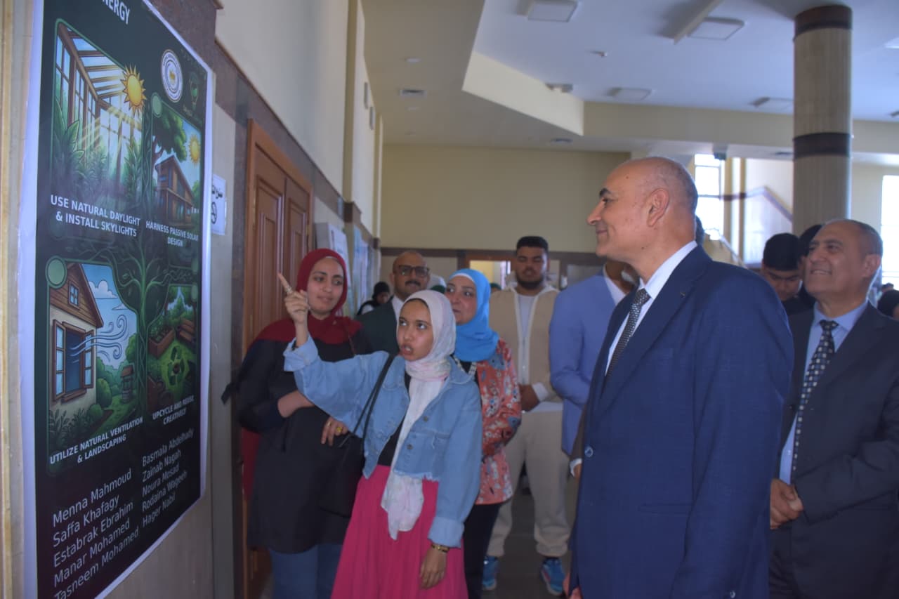 طلاب جامعة السادات الأهلية يبدعون في بوسترات تدعم الاستدامة والطاقة