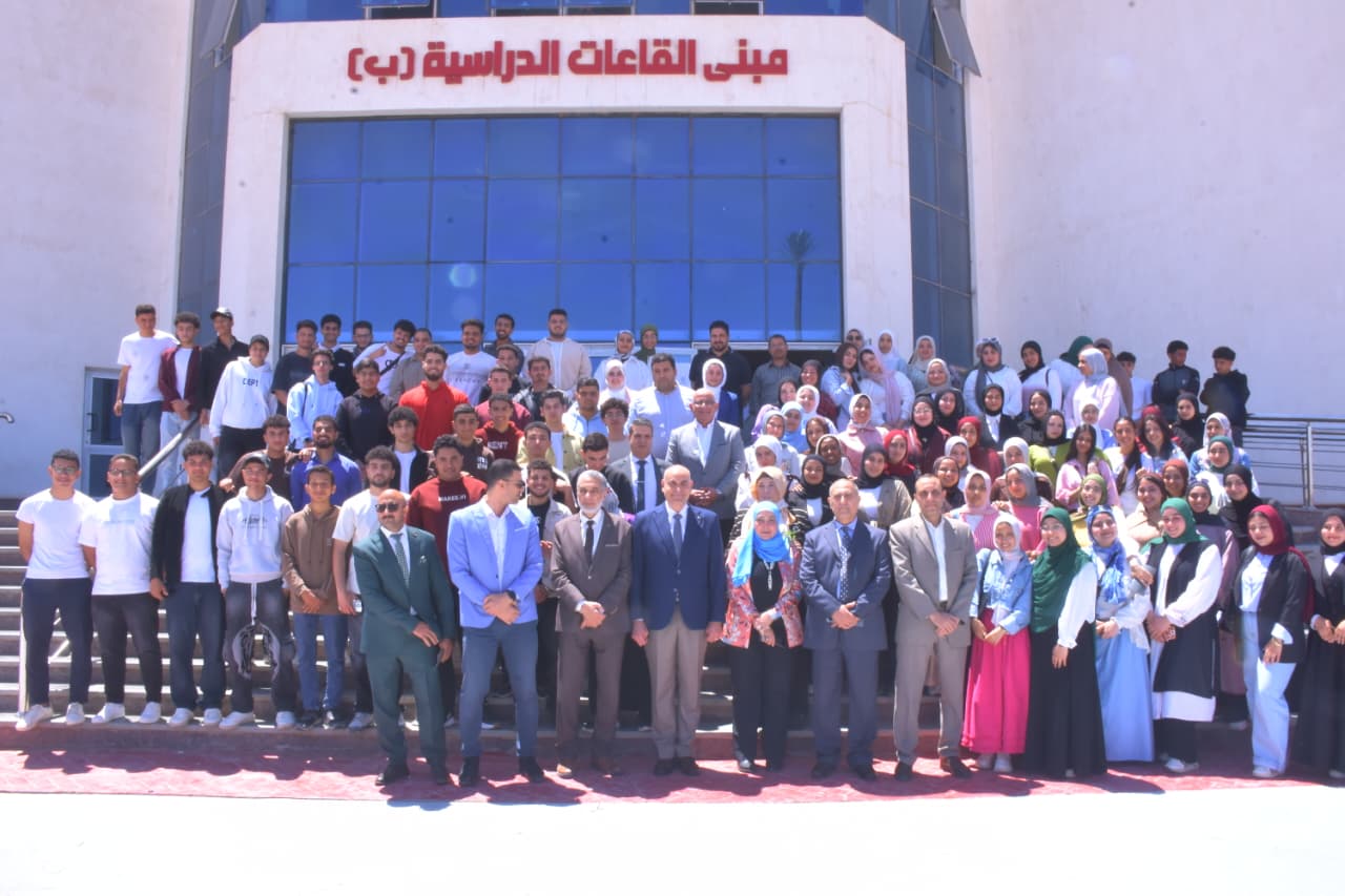 طلاب جامعة السادات الأهلية يبدعون في بوسترات تدعم الاستدامة والطاقة