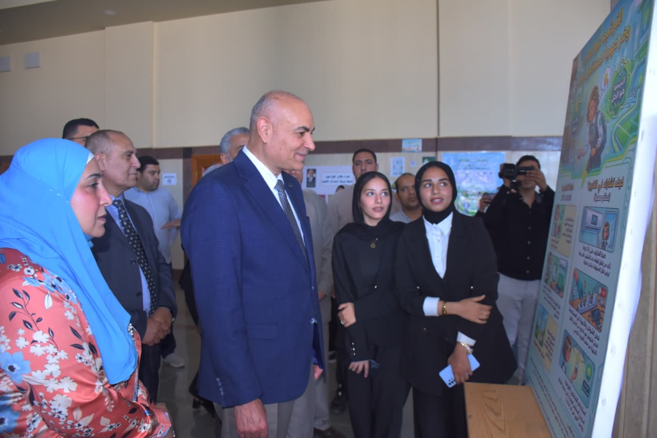 طلاب جامعة السادات الأهلية يبدعون في بوسترات تدعم الاستدامة والطاقة