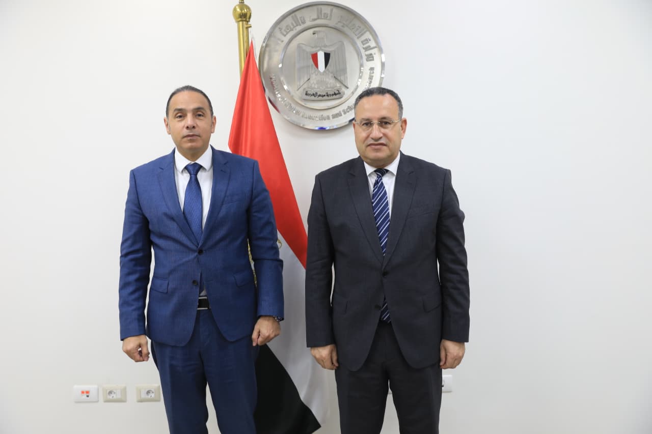 وزير التعليم العالى يبحث مع رئيس الرقابة المالية آليات نشر الثقافة المالية