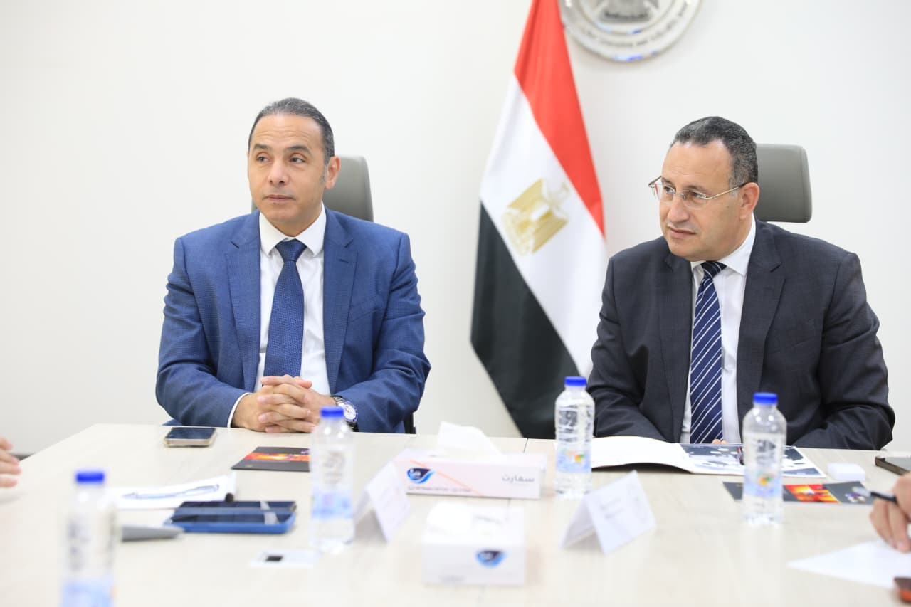 وزير التعليم العالى يبحث مع رئيس الرقابة المالية آليات نشر الثقافة المالية