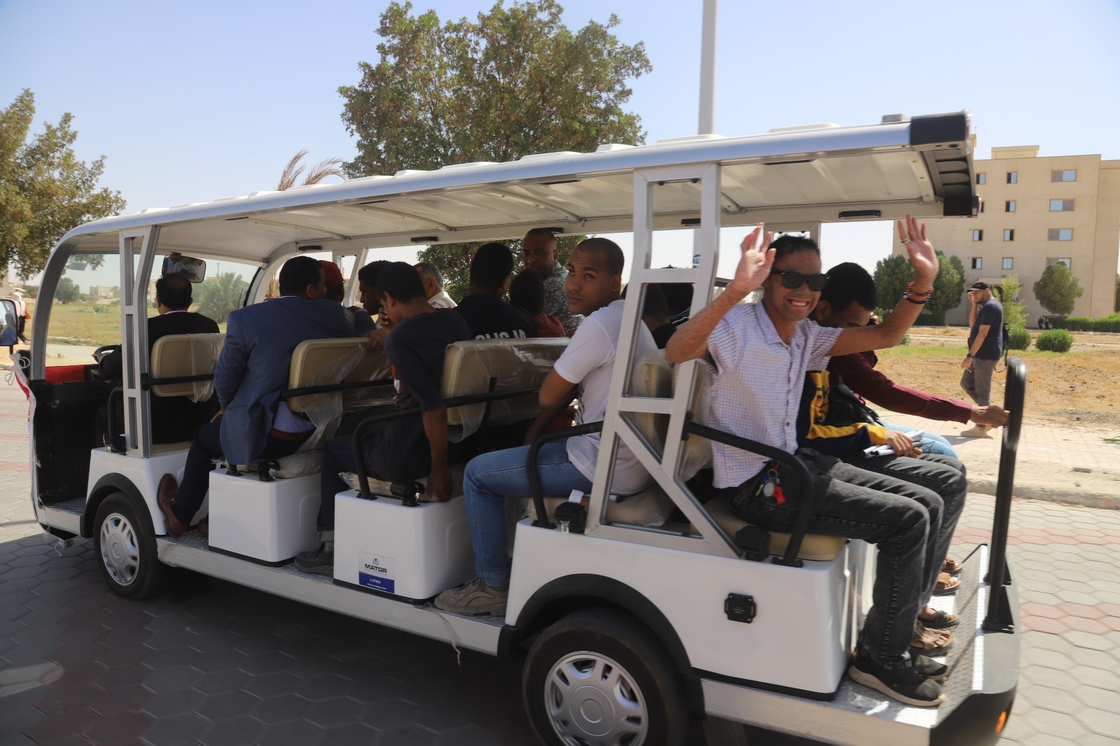 جامعة قنا تطلق الحافلة الكهربائية لدعم دمج طلاب ذوي الإعاقة