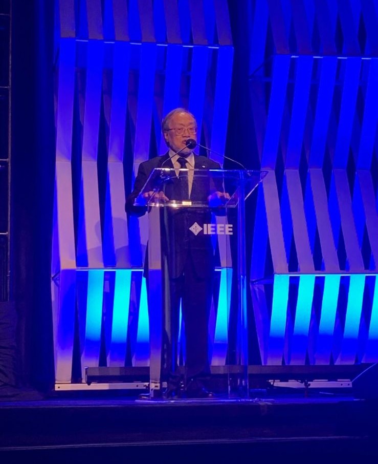 نائب رئيس الجامعة المصرية اليابانية يتوج بجائزة IEEE Richard Emberson Award العالمية