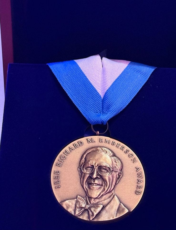 نائب رئيس الجامعة المصرية اليابانية يتوج بجائزة IEEE Richard Emberson Award العالمية