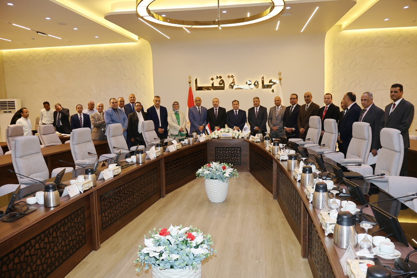 رئيس جامعة قنا يفتتح أعمال التطوير والتجميل بمبنى رئاسة الجامعة 