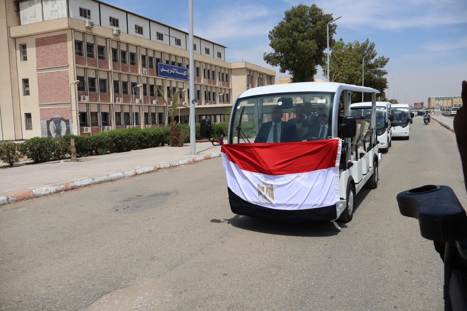 جامعة قنا تطلق حافلات كهربائية لتعزيز التحول الأخضر