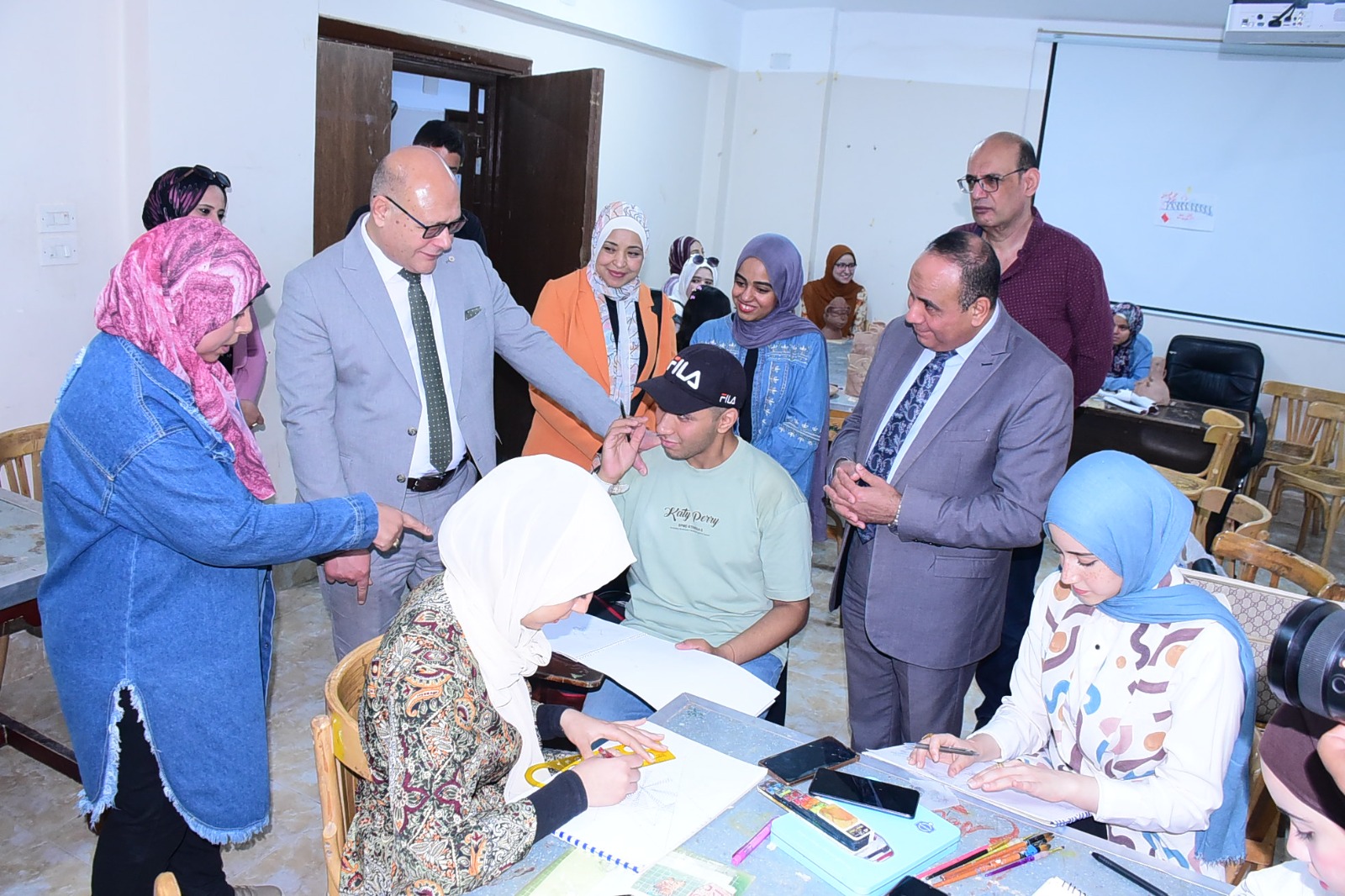 رئيس جامعة سوهاج يتفقد تدريب طلاب النوعية وتدعم الإبداع العملي