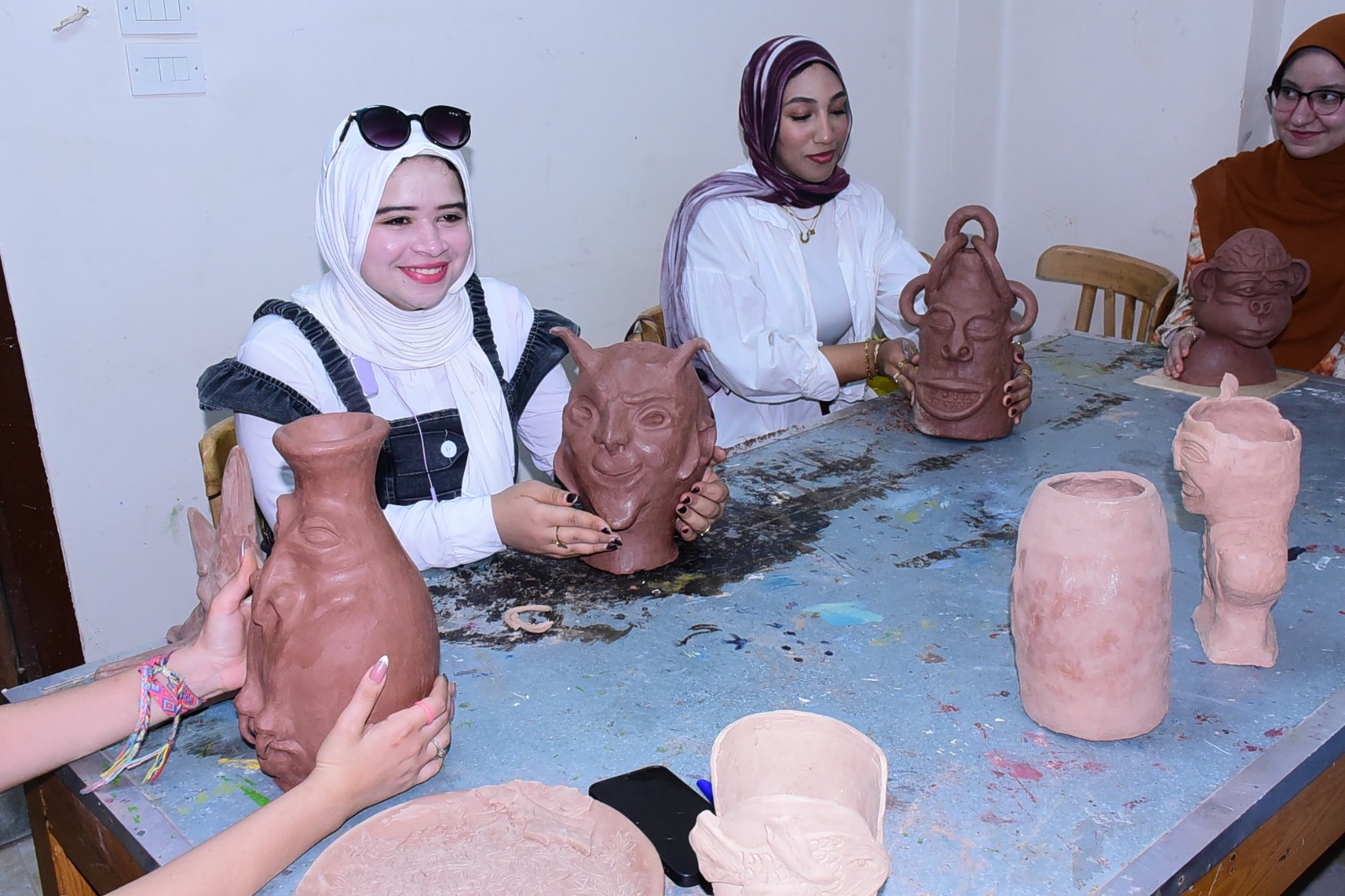 رئيس جامعة سوهاج يتفقد تدريب طلاب النوعية وتدعم الإبداع العملي