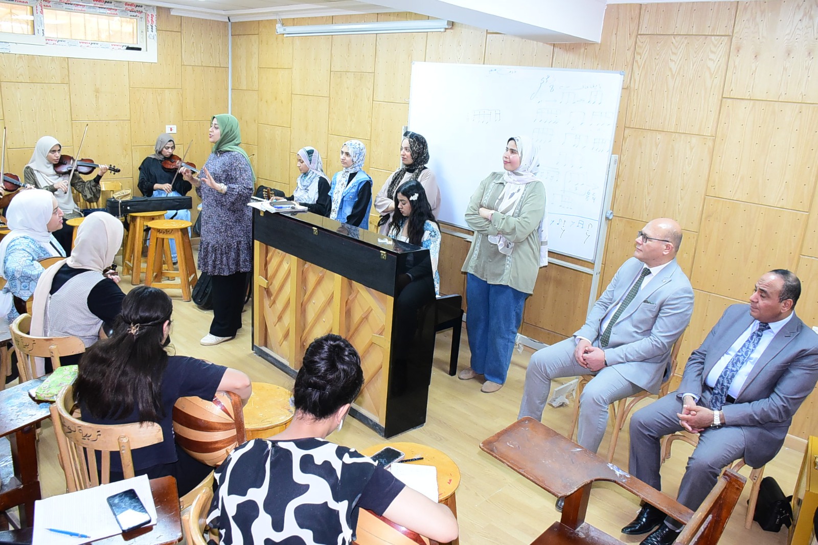 رئيس جامعة سوهاج يتفقد تدريب طلاب النوعية وتدعم الإبداع العملي