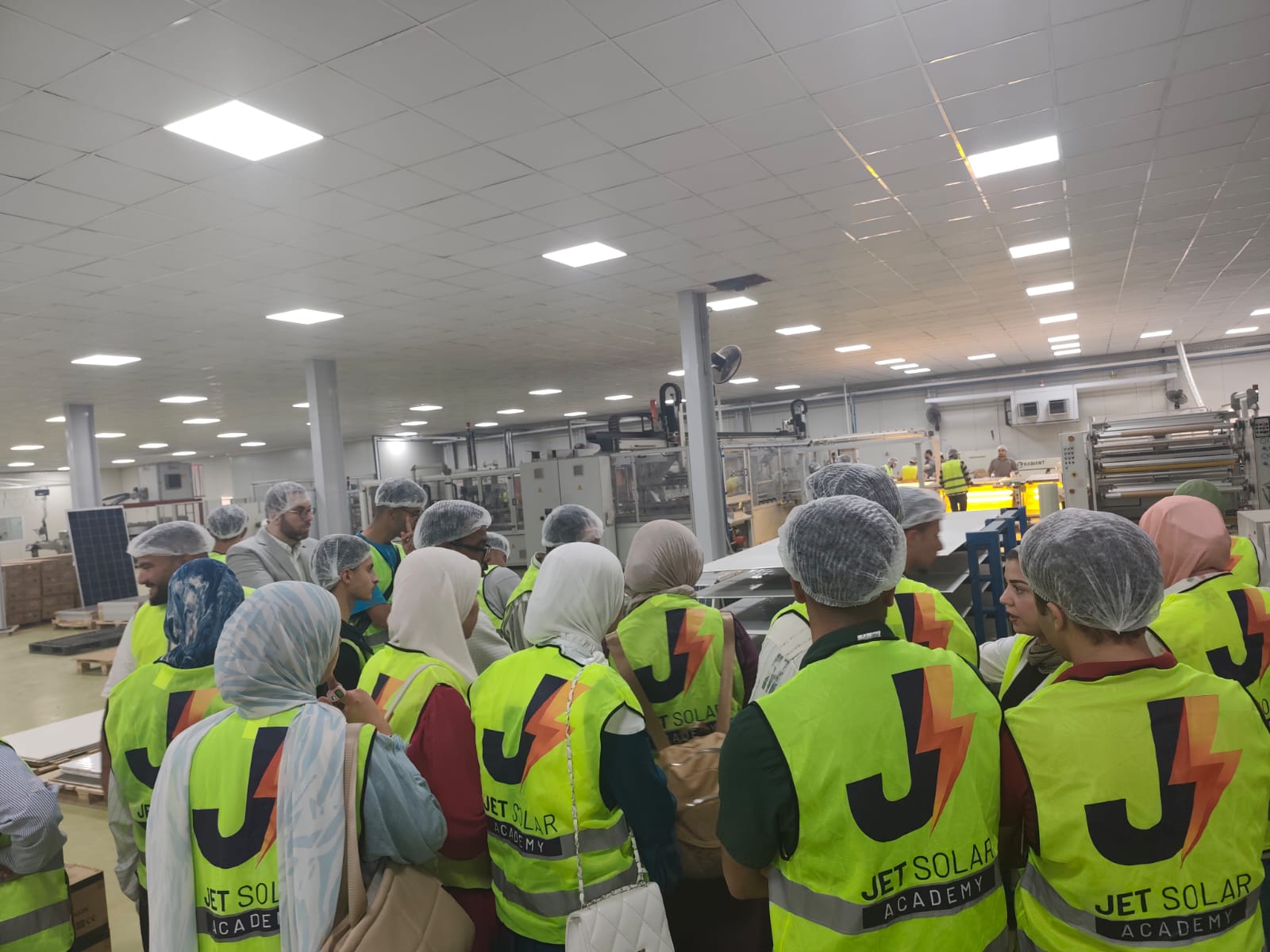 جامعة القاهرة التكنولوجية تطلق زيارة داخل مصنع جيت سولار لطلاب الطاقة المتجددة