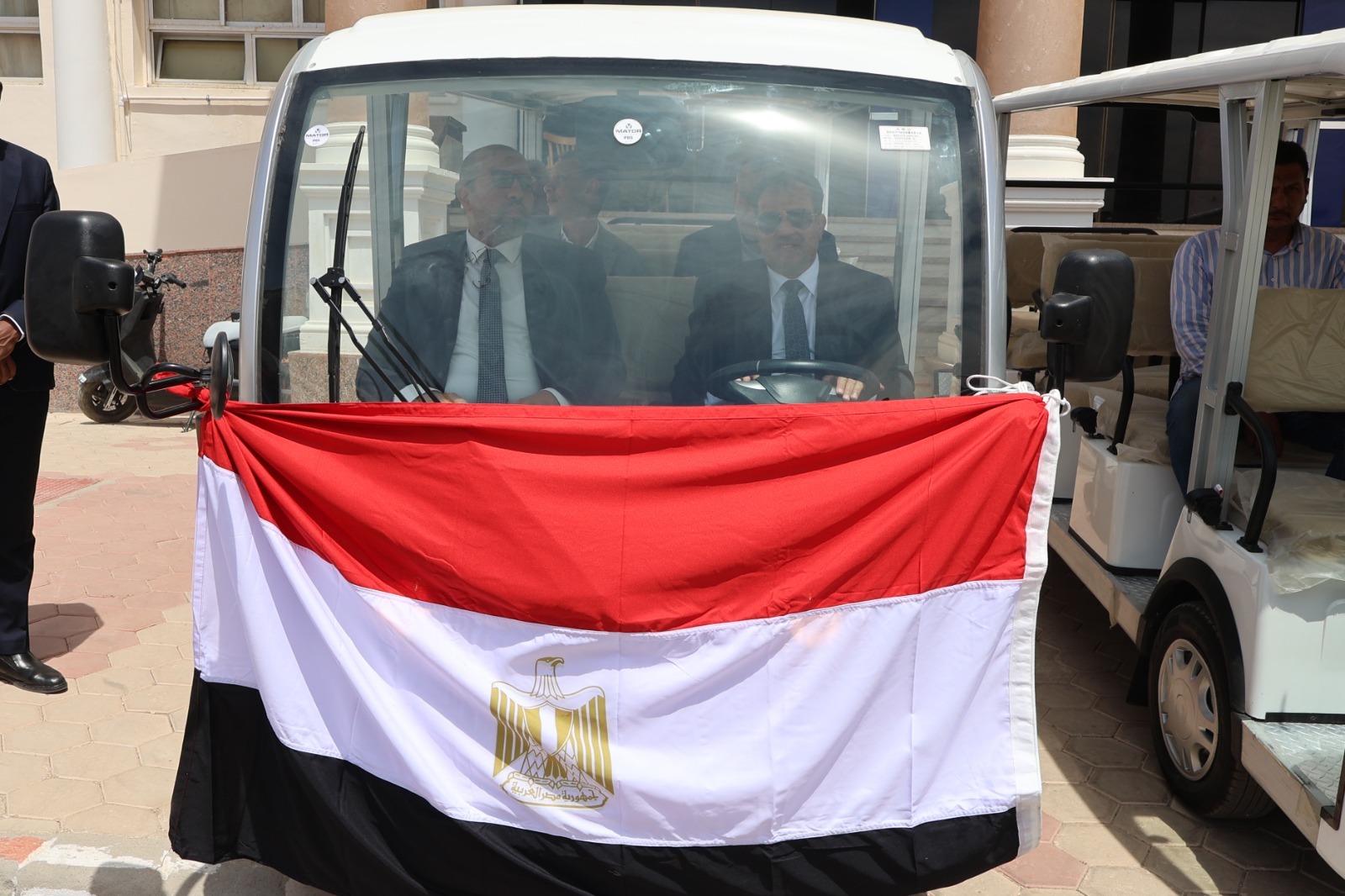 جامعة قنا تطلق حافلات كهربائية لتعزيز التحول الأخضر