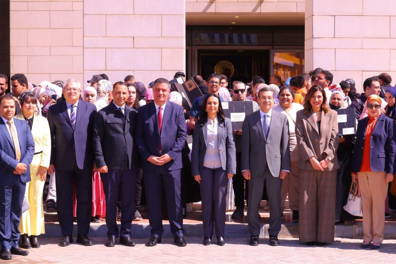 جامعة عين شمس تدعم طلابها بـ50 لاب توب ناطق لتمكين ذوي الإعاقة البصرية