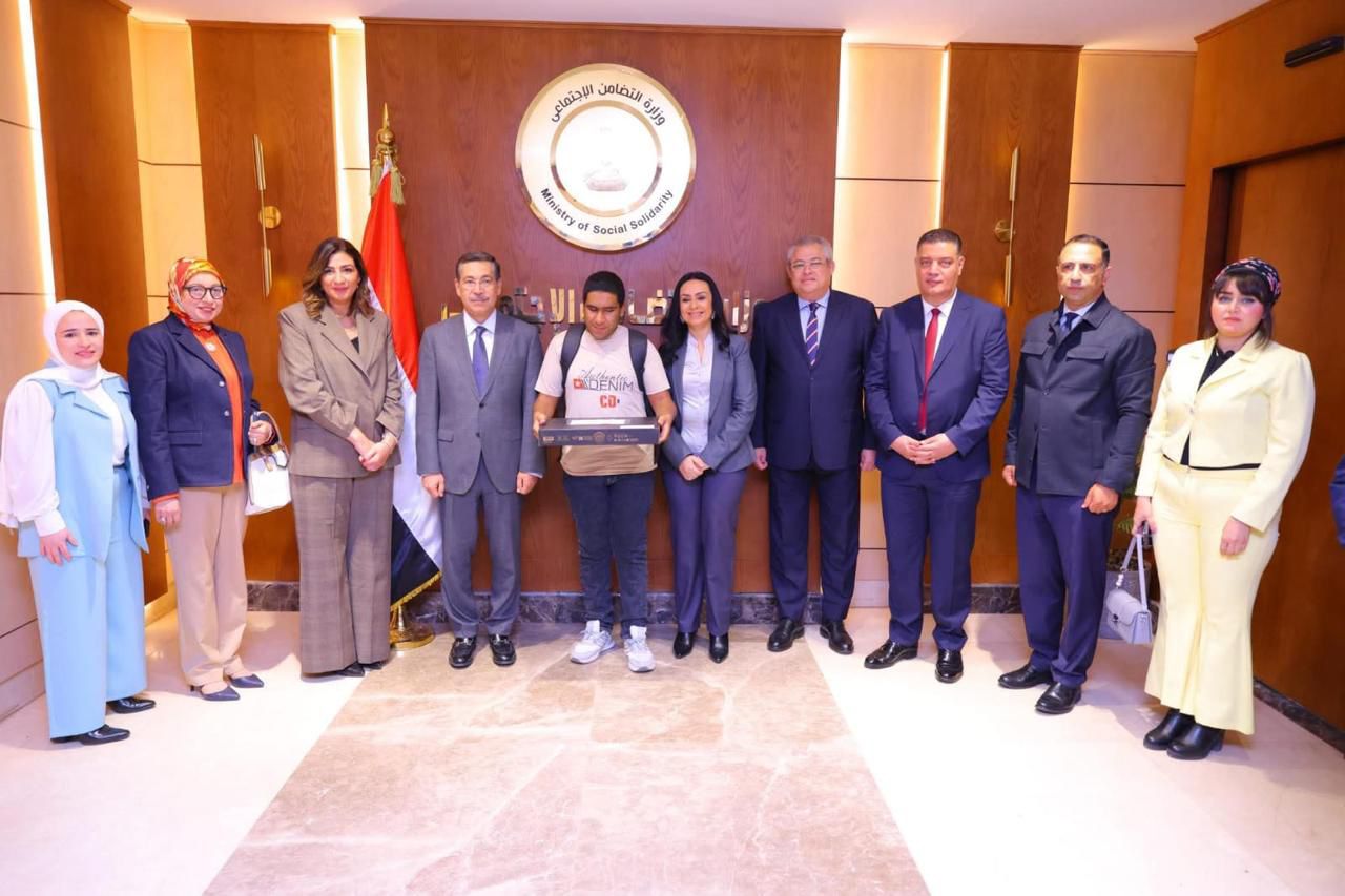 جامعة عين شمس تدعم طلابها بـ50 لاب توب ناطق لتمكين ذوي الإعاقة البصرية