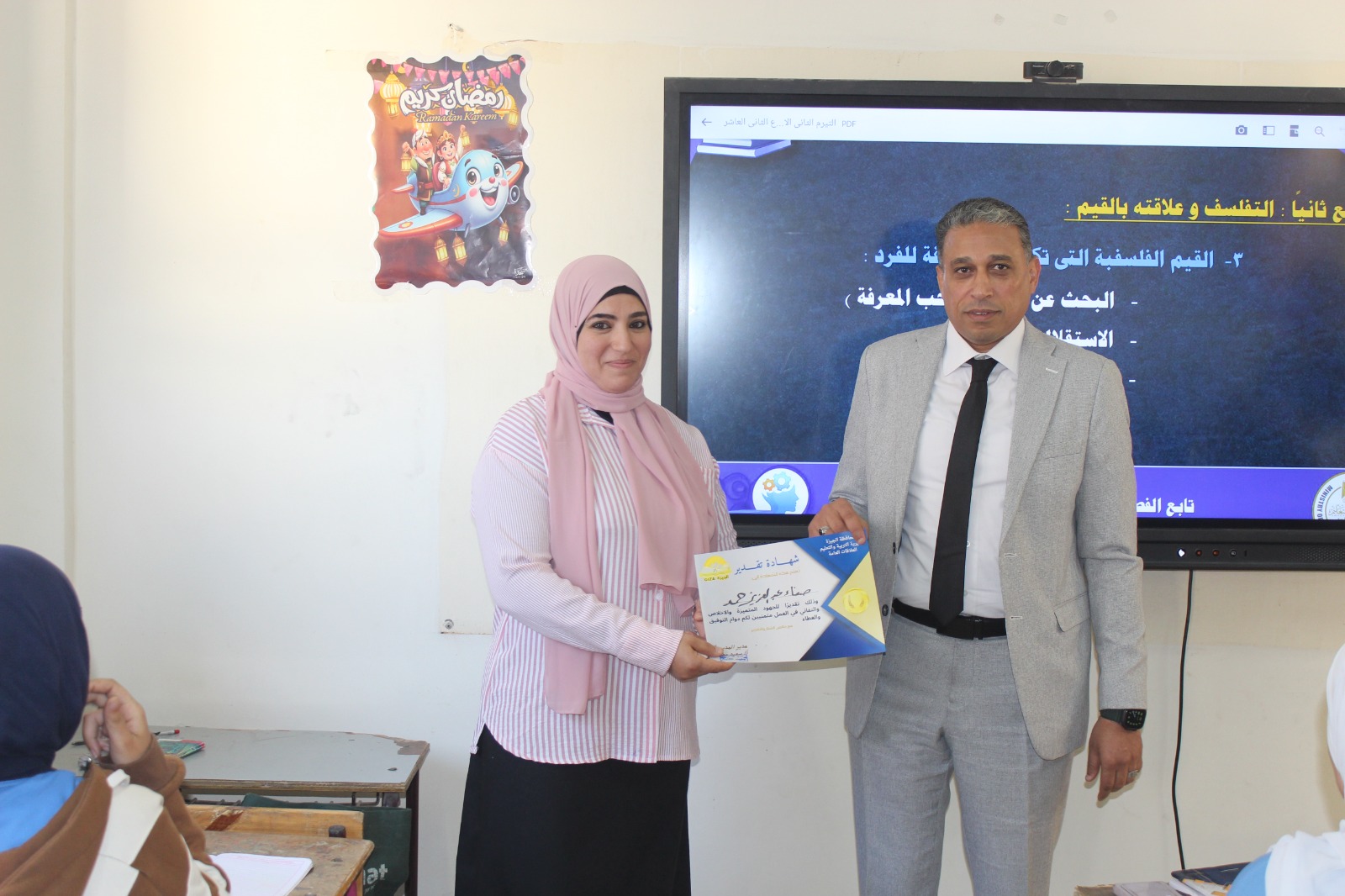 رسائل حاسمة من مدير تعليم الجيزة خلال جولة مدارس أبو النمرس ويكتشف مواهب طلابية