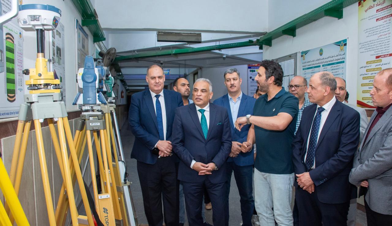 رئيس جامعة طنطا يجري جولة تفقدية موسعة بكلية الآداب