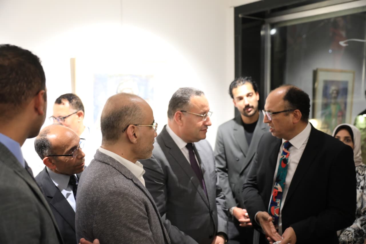وزير التعليم العالى يفتتح معرض خبايا الروح للدكتور السيد قنديل برؤية فنية مدهشة