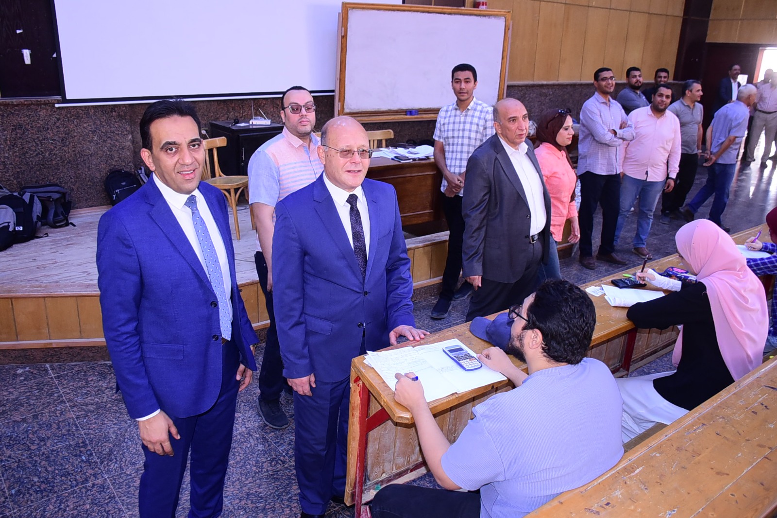 رئيس جامعة سوهاج يتابع امتحانات كليات الهندسة والتمريض والزراعة بالمقر الجديد
