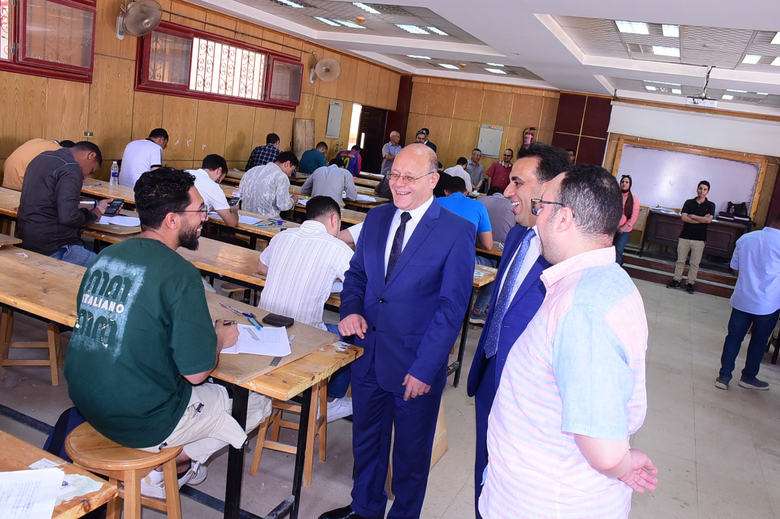 رئيس جامعة سوهاج يتابع امتحانات كليات الهندسة والتمريض والزراعة بالمقر الجديد