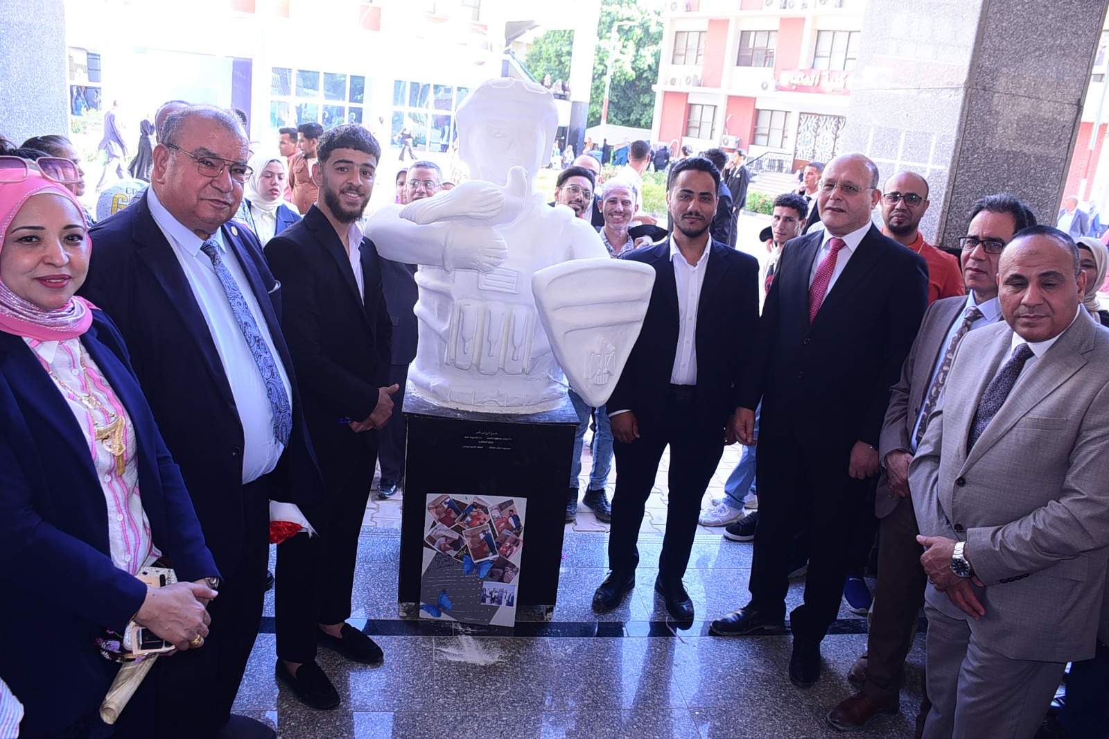 رئيس جامعة سوهاج يشهد لوحات إبداعية مبهرة لطلاب كلية التربية النوعية في مشروعات التخرج
