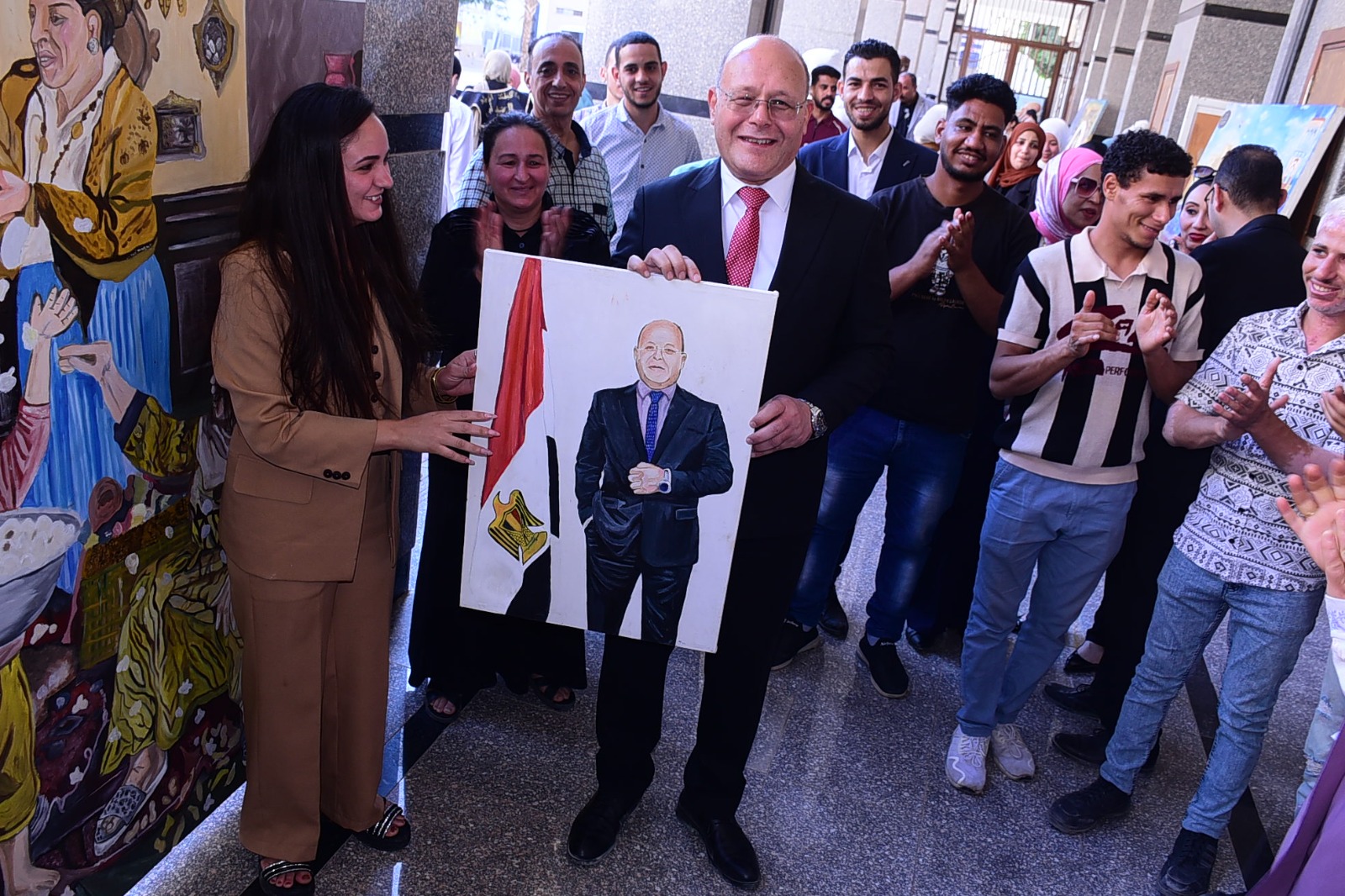 رئيس جامعة سوهاج يشهد لوحات إبداعية مبهرة لطلاب كلية التربية النوعية في مشروعات التخرج