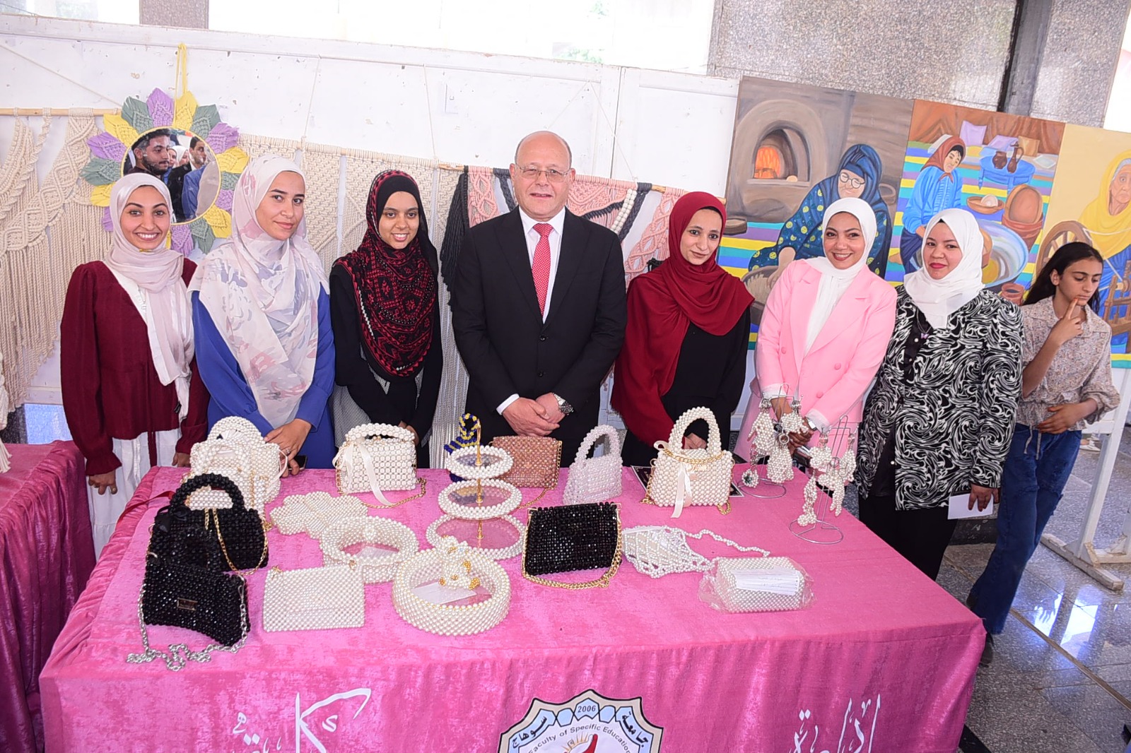 رئيس جامعة سوهاج يشهد لوحات إبداعية مبهرة لطلاب كلية التربية النوعية في مشروعات التخرج