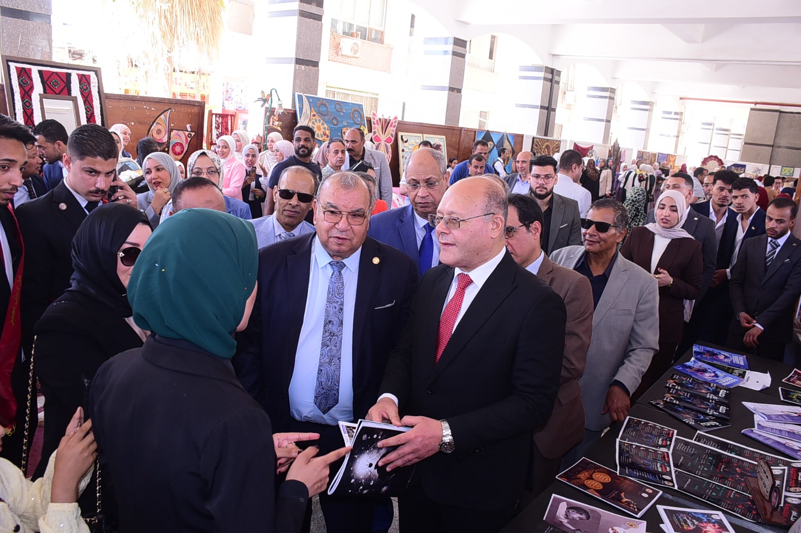 رئيس جامعة سوهاج يشهد لوحات إبداعية مبهرة لطلاب كلية التربية النوعية في مشروعات التخرج