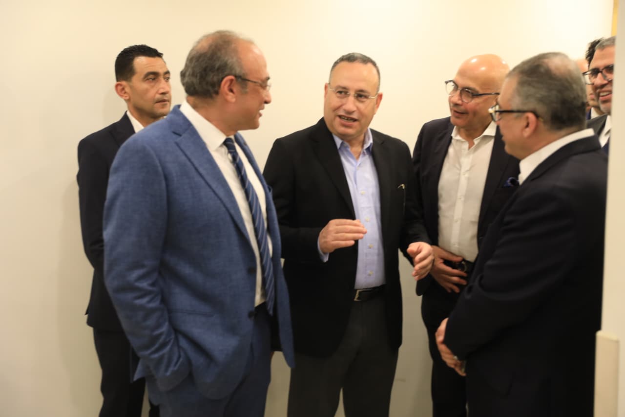  وزير التعليم العالى يراجع مشروعات طبية وتعليمية عملاقة داخل جامعة عين شمس