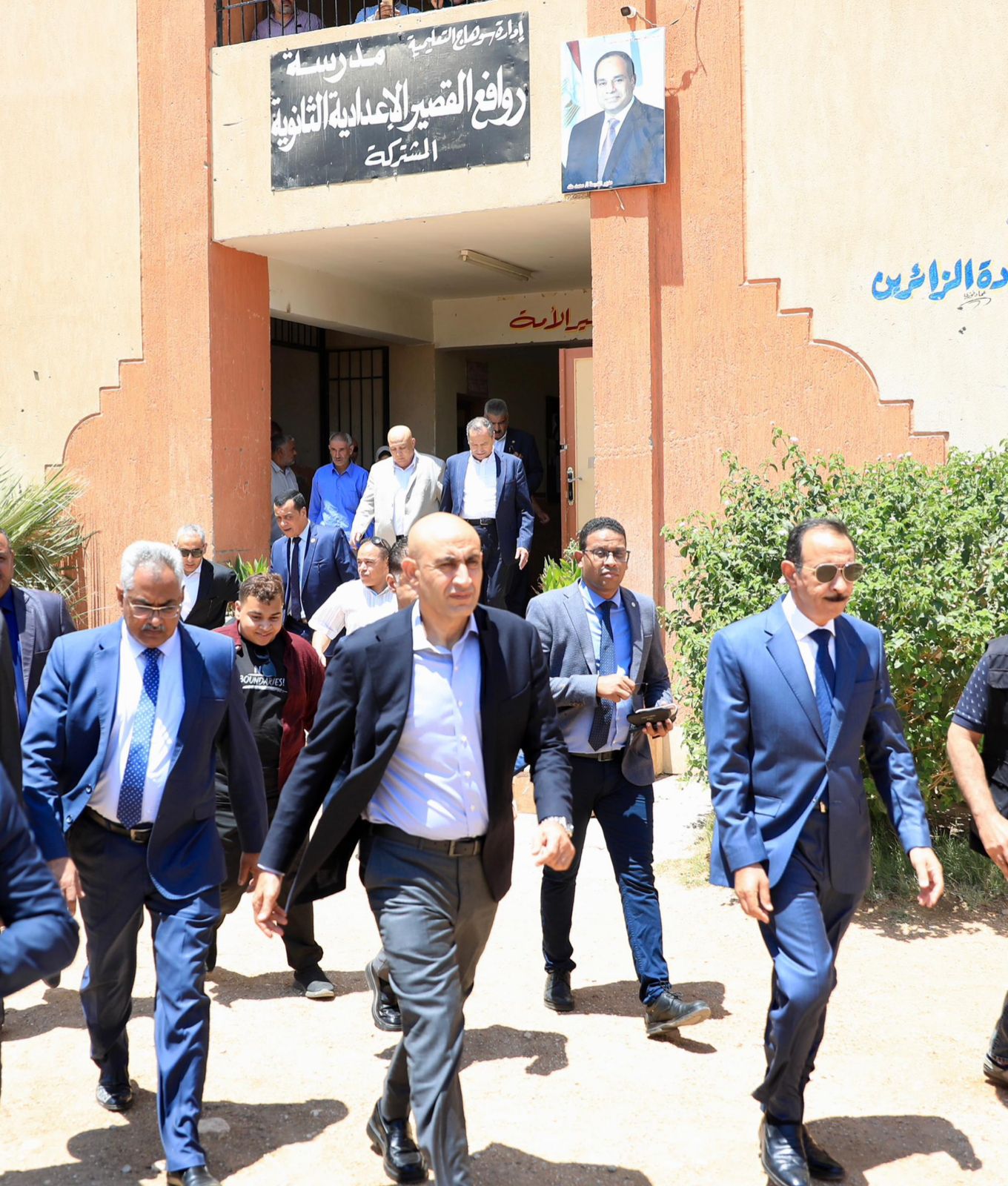 وزير التربية والتعليم ومحافظ سوهاج يتفقدان مدرسة الروافع الإعدادية الثانوية المشتركة التي شهدت واقعة أعمال شغب في ختام امتحانات الشهادة الإعدادية.