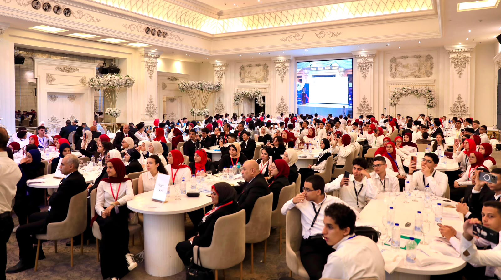وزير التربية والتعليم يكرم المتفوقين ويمنحهم فرصًا داخل شركات دولية