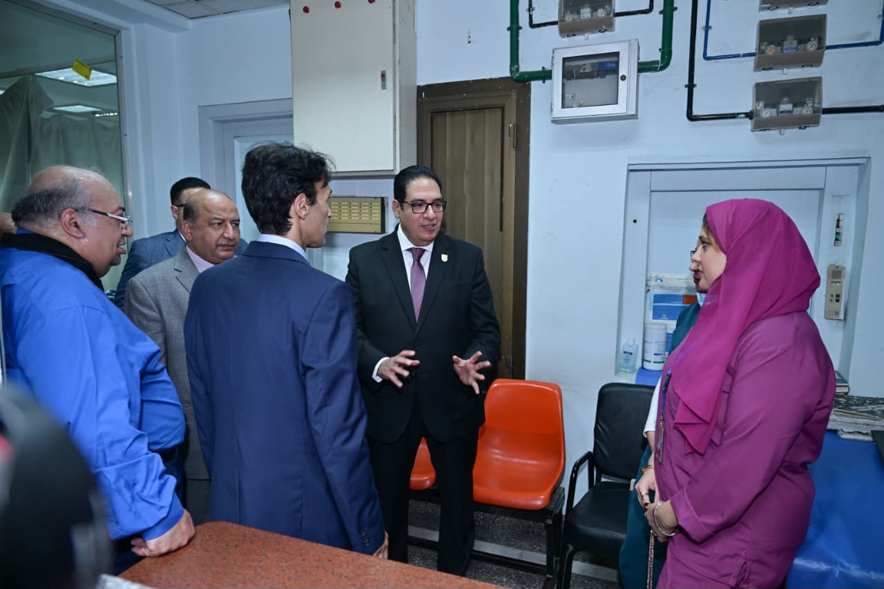 تفقد رئيس جامعة القاهرة مستشفى الطلبة لمتابعة جاهزيتها واستكمال تطويرها قبل الكشف الطبي للطلاب الجدد