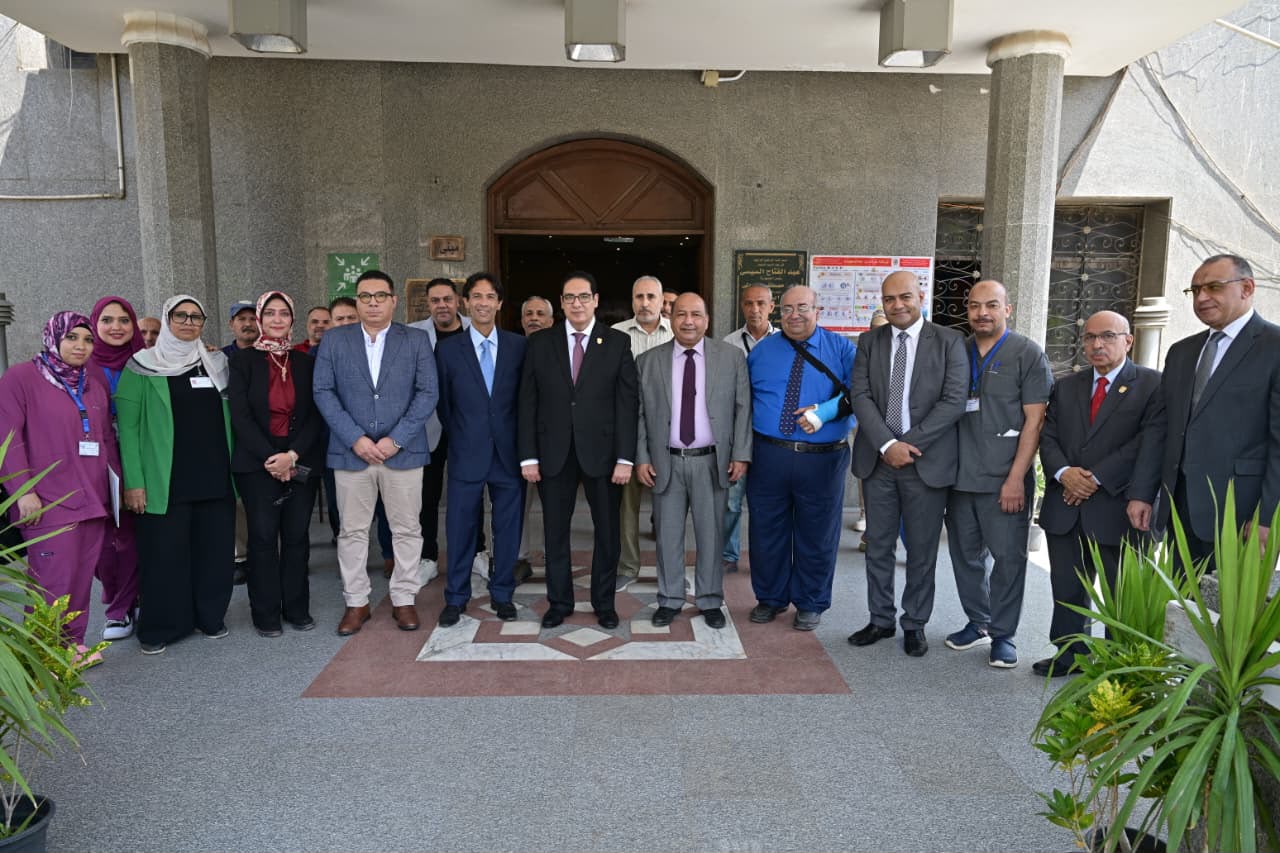تفقد رئيس جامعة القاهرة مستشفى الطلبة لمتابعة جاهزيتها واستكمال تطويرها قبل الكشف الطبي للطلاب الجدد