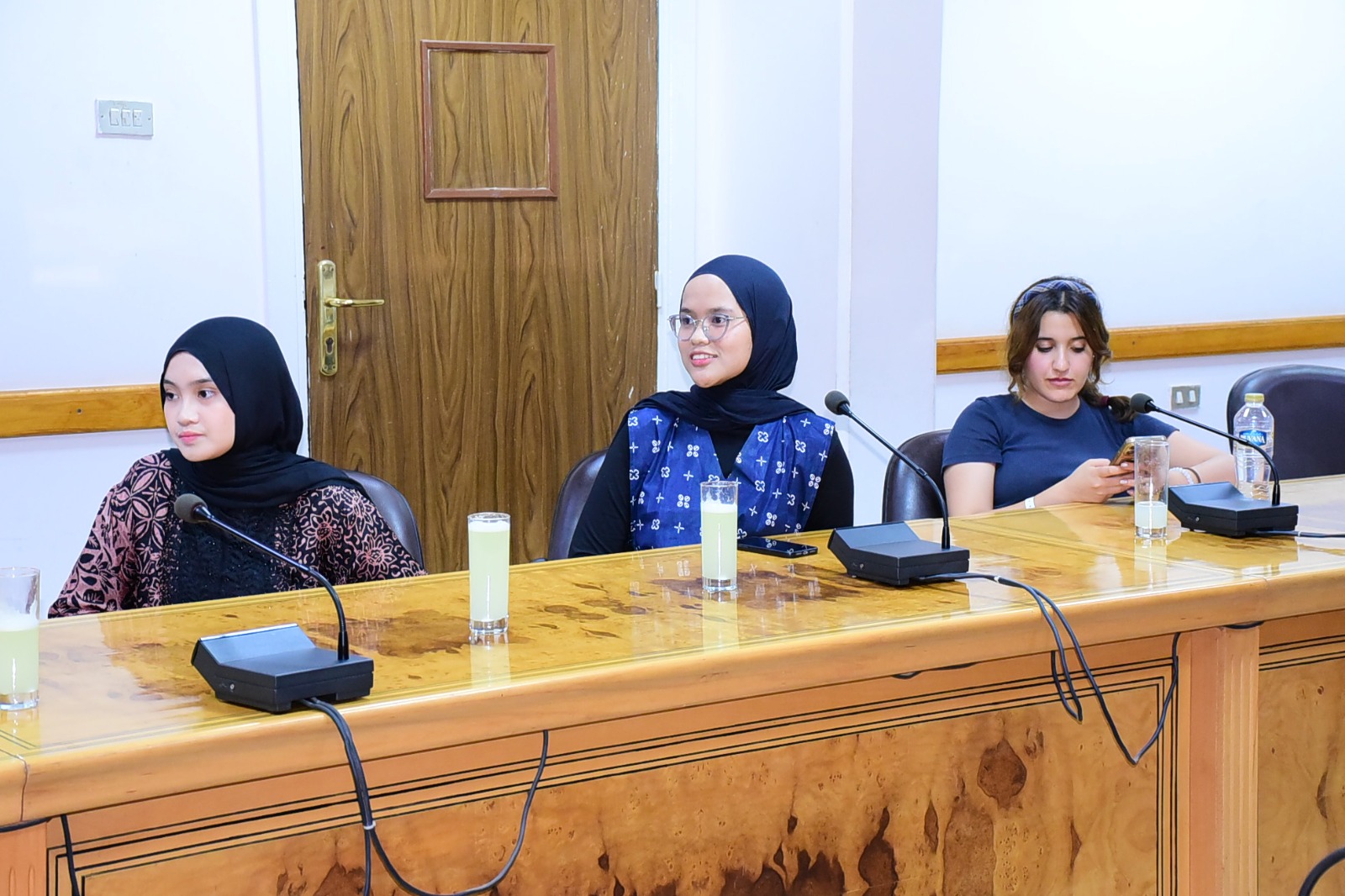 رئيس جامعة سوهاج يكرّم وفود 10 دول بعد نجاح برنامج التبادل الطبي الدولي والثقافي
