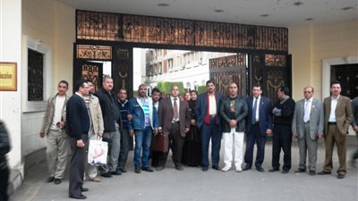 معلمون يتظاهرون  أمام «التعليم» لرفض تحويل «اللغة الفرنسية» لمادة نشاط