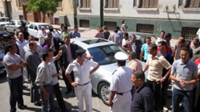 استمرار تظاهر المئات من موظفي الجامعات امام المالية للمطالبة بزيادة مرتباتهم 