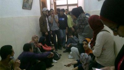 عمال جامعة المنصورة يغلقون ابواب مكاتب رئيس الجامعة ونوابة بالجنازير