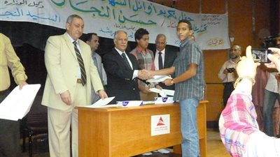 بالصور : محافظ الشرقية يمنح 10الاف لاوائل الايتدائة والاعدادية تكريما لتفوقهم 