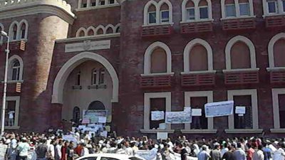 موظفو الاسكندرية اغلقو مبني الجامعة والاضراب عن العمل احتجاجا علي تدني الاوضاع 