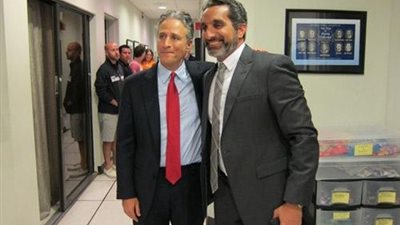  جون ستيوارت  المذيع الأمريكى الساخر يغادر القاهرة 